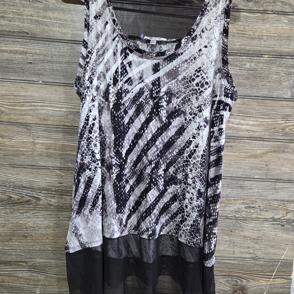 Jennifer Lopez Gray And White Patterned Top Size Large - Picture 3 of 4